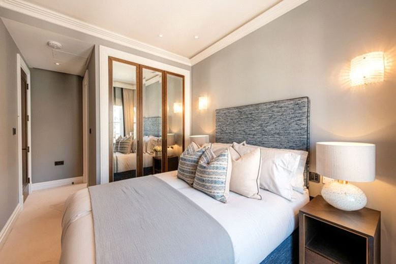 2 bedroom flat, Prince of Wales Terrace, London W8 - Available