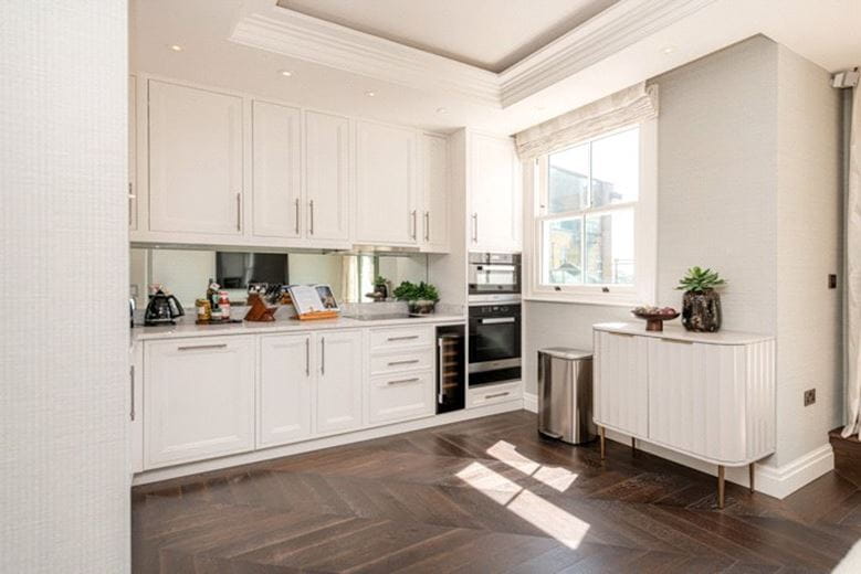 2 bedroom flat, Prince of Wales Terrace, London W8 - Available