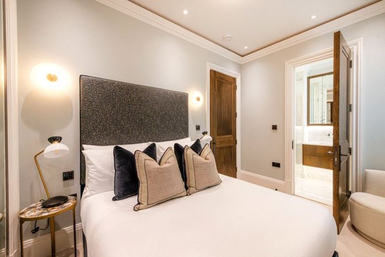 2 bedroom flat, Prince of Wales Terrace, London W8 - Available