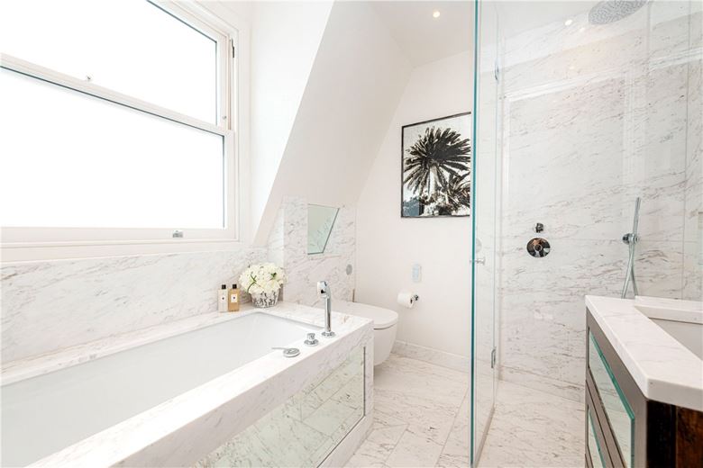 3 bedroom flat, Prince of Wales Terrace, London W8 - Available