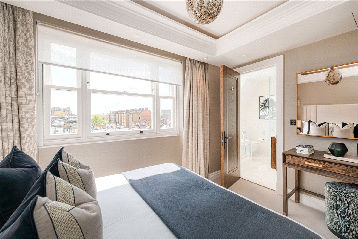 3 bedroom flat, Prince of Wales Terrace, London W8 - Available