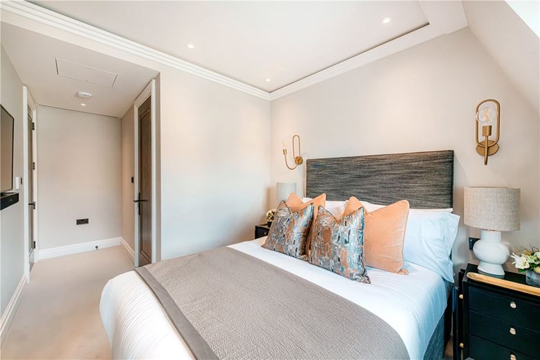 3 bedroom flat, Prince of Wales Terrace, London W8 - Available