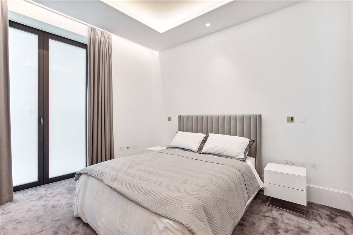 1 bedroom flat, Lancer Square, London W8 - Available