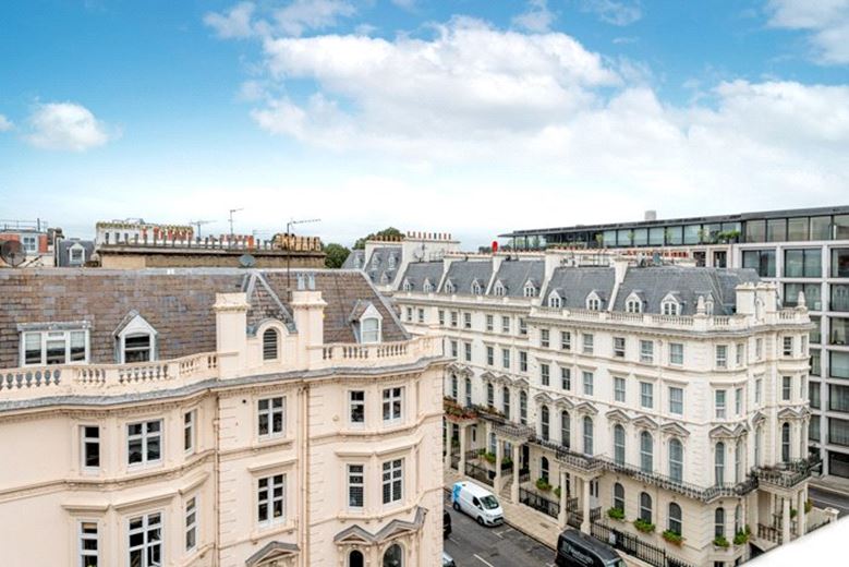 3 bedroom flat, Prince Of Wales Terrace, London W8 - Available