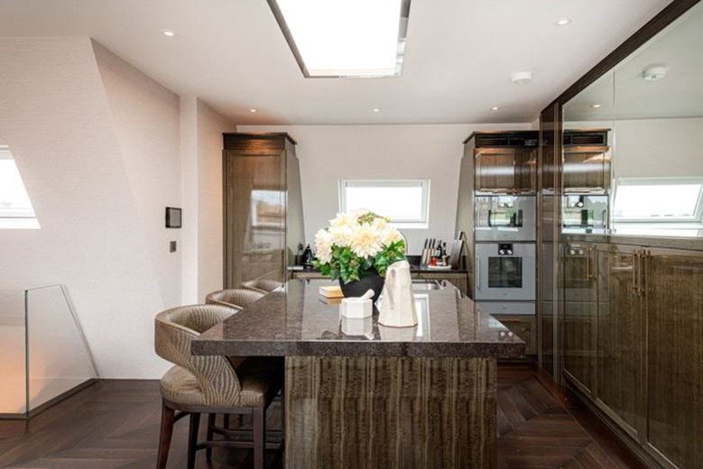 3 bedroom flat, Prince Of Wales Terrace, London W8 - Available