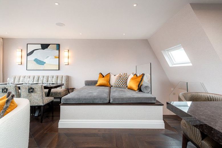 3 bedroom flat, Prince Of Wales Terrace, London W8 - Available