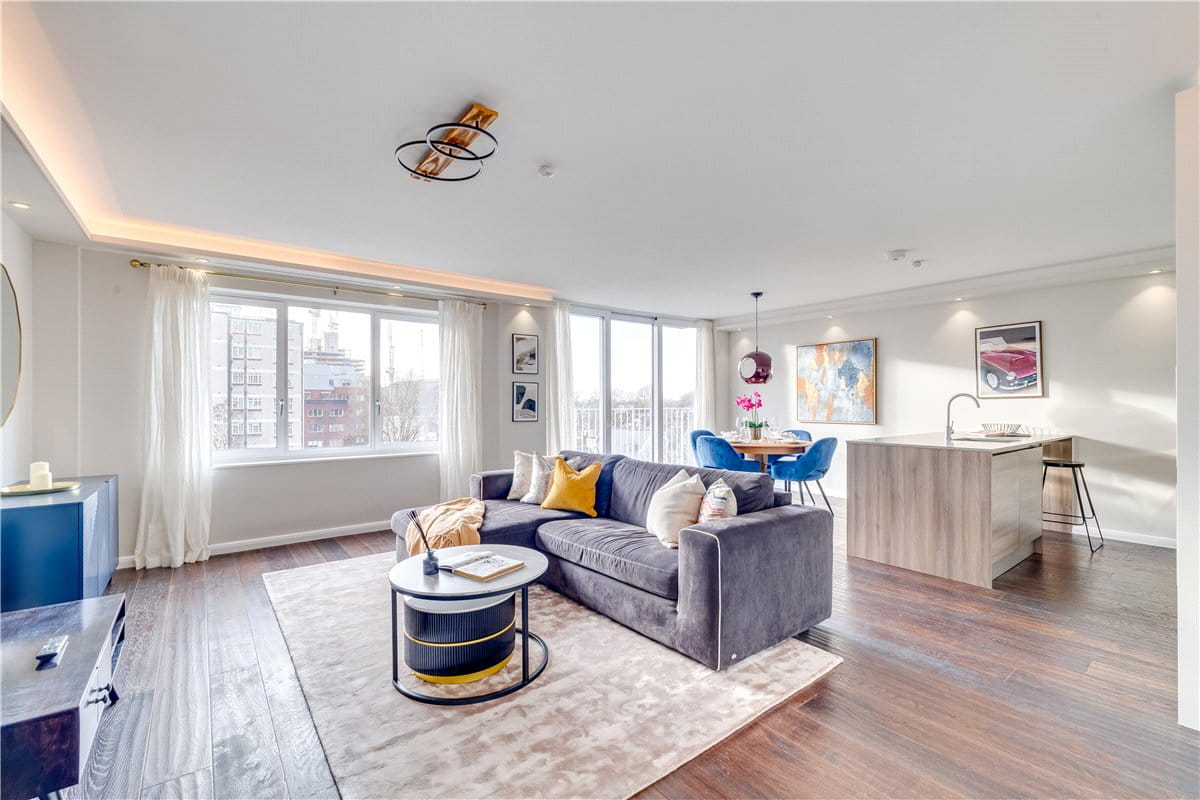 3 bedroom flat, St. Mary Abbots Terrace, Kensington W14 - Available