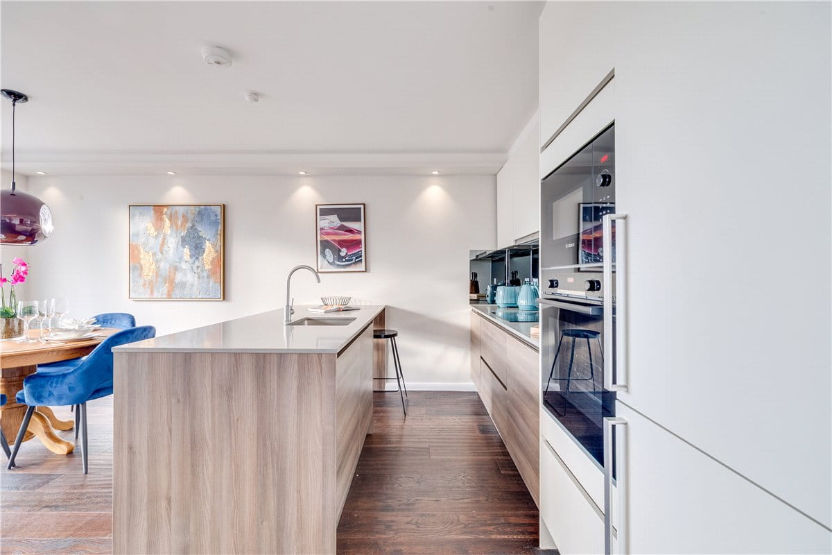 3 bedroom flat, St. Mary Abbots Terrace, Kensington W14 - Available