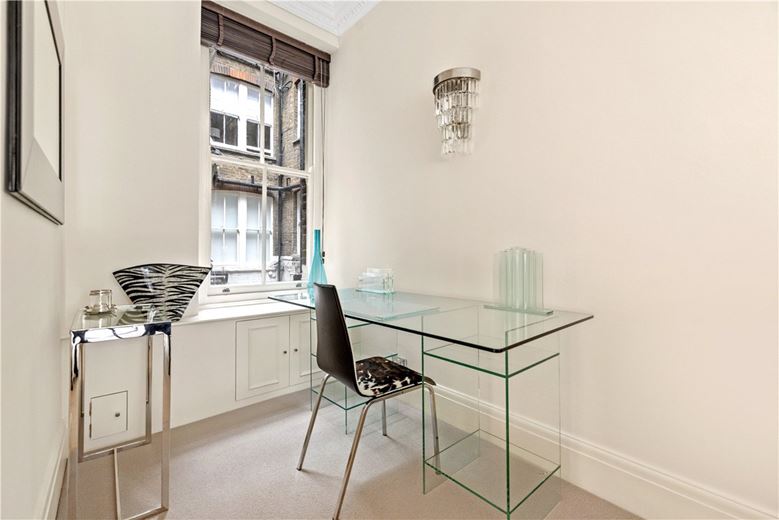 2 bedroom flat, Lincoln House, Basil Street SW3 - Available