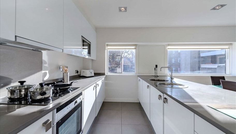 2 bedroom flat, Fulham Road, Chelsea SW3 - Available
