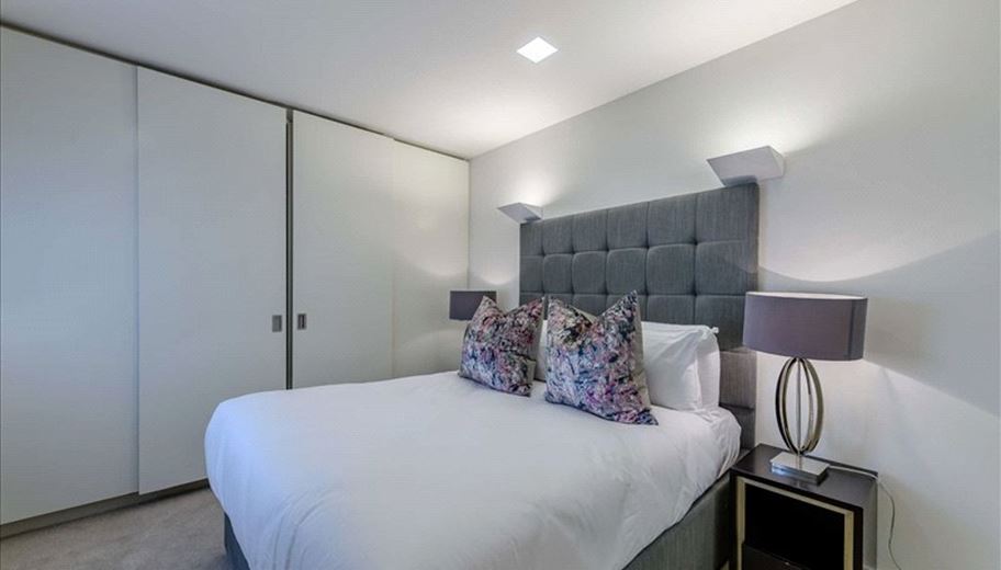 2 bedroom flat, Fulham Road, Chelsea SW3 - Available