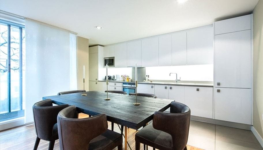 2 bedroom flat, Fulham Road, Chelsea SW3 - Available
