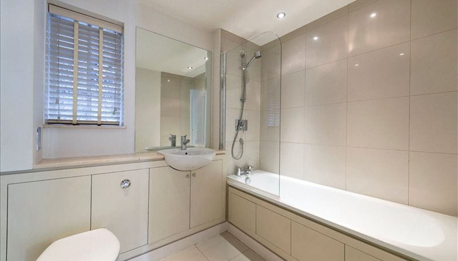 2 bedroom flat, Fulham Road, SW3 - Available
