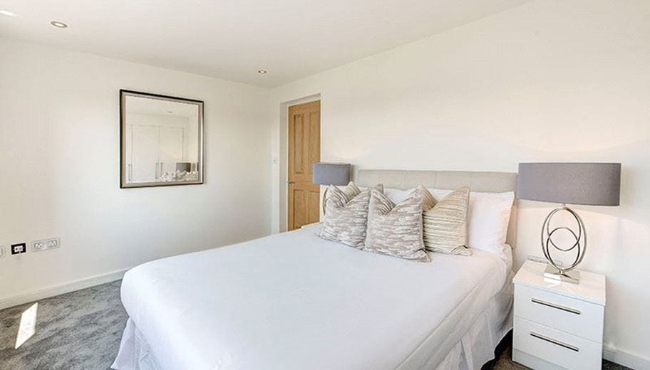 2 bedroom flat, Fulham Road, Chelsea SW3 - Available