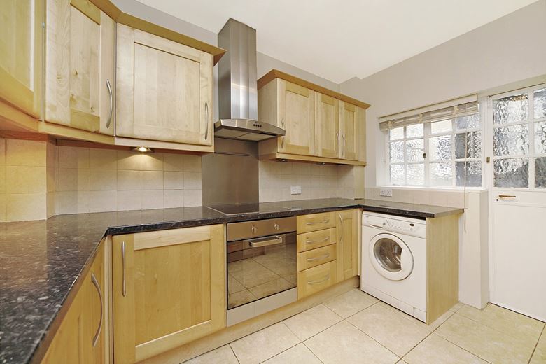 2 bedroom flat, Fulham Road, Chelsea SW3 - Available