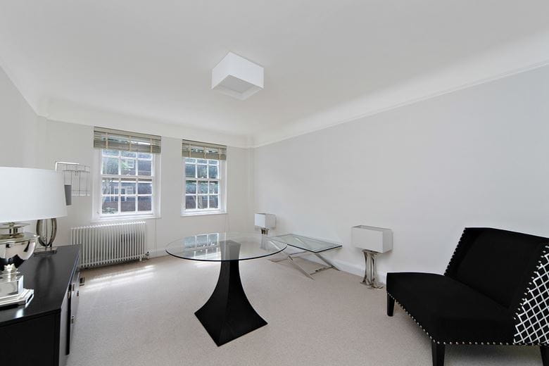 2 bedroom flat, Fulham Road, Chelsea SW3 - Available