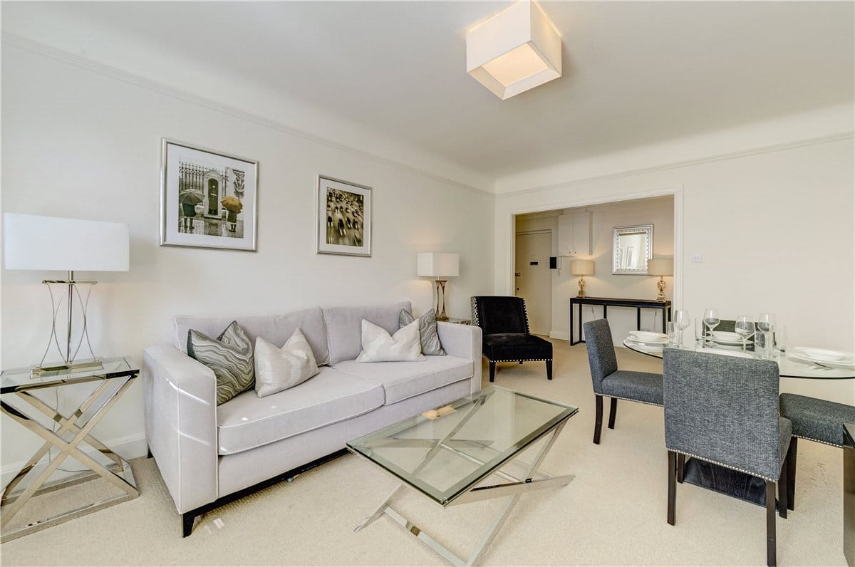 2 bedroom flat, Fulham Road, Chelsea SW3 - Available