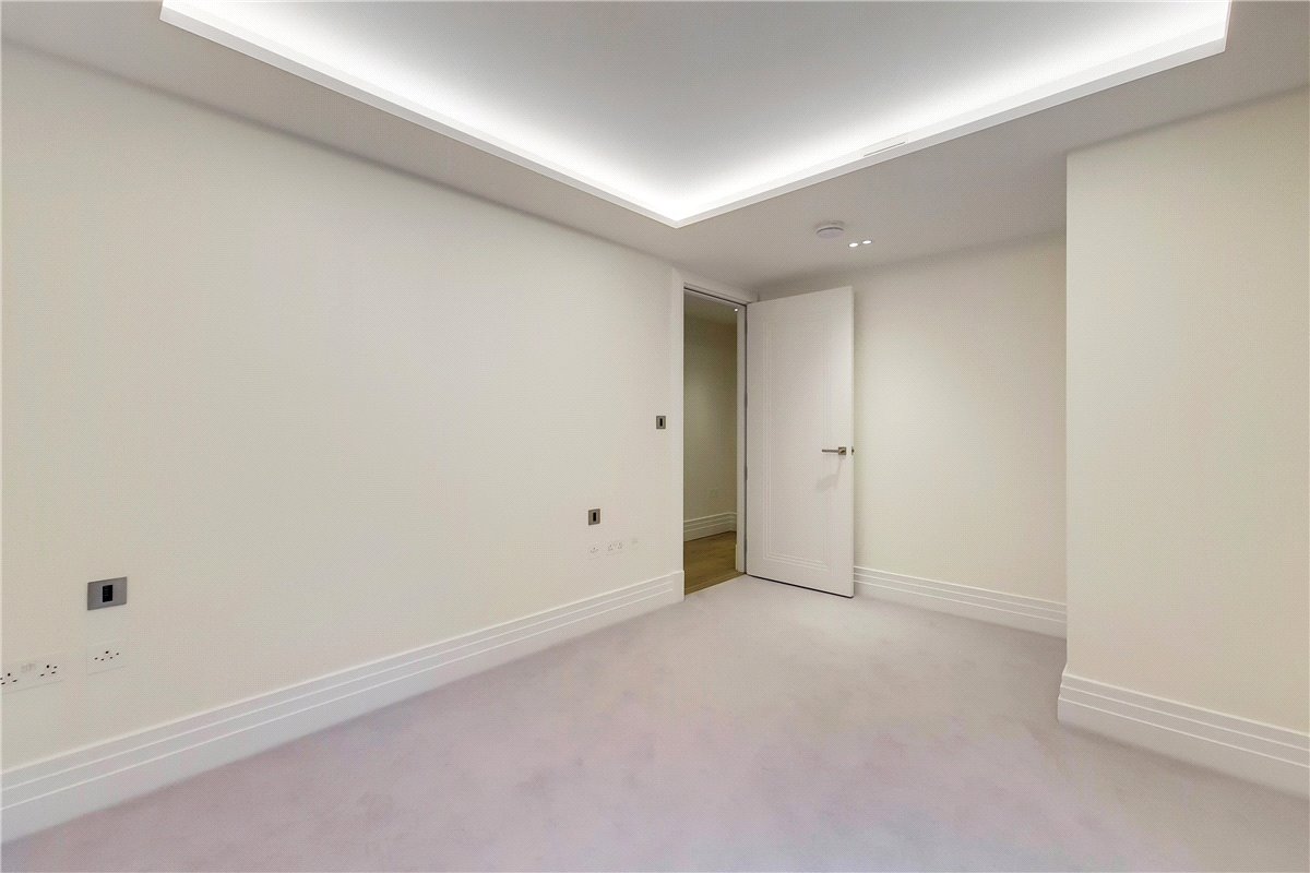 2 bedroom flat, Kensington Gardens Square, W2 - Available