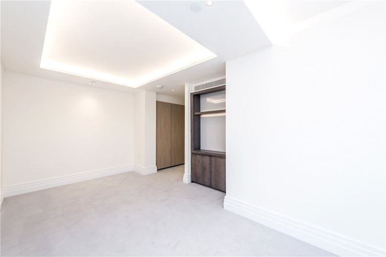 3 bedroom flat, Kensington Gardens Square, Bayswater W2