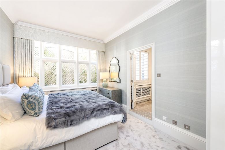2 bedroom flat, Lennox Gardens, Knightsbridge SW1X