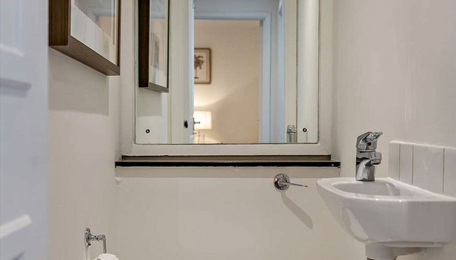 2 bedroom flat, Fulham Road, London SW3 - Available