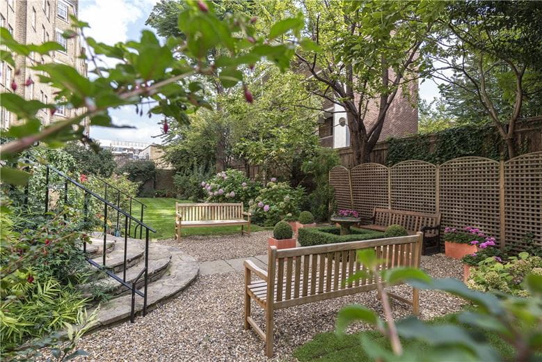 2 bedroom flat, Fulham Road, SW3 - Available