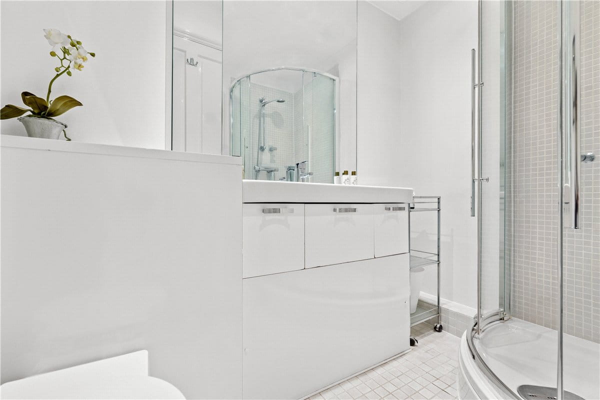 2 bedroom flat, Lincoln House, Basil Street SW3 - Available