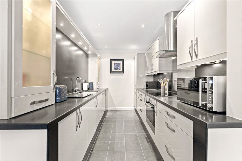 2 bedroom flat, Lincoln House, Basil Street SW3 - Available