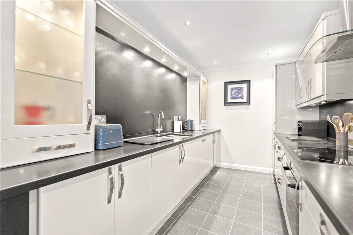 2 bedroom flat, Lincoln House, Basil Street SW3 - Available