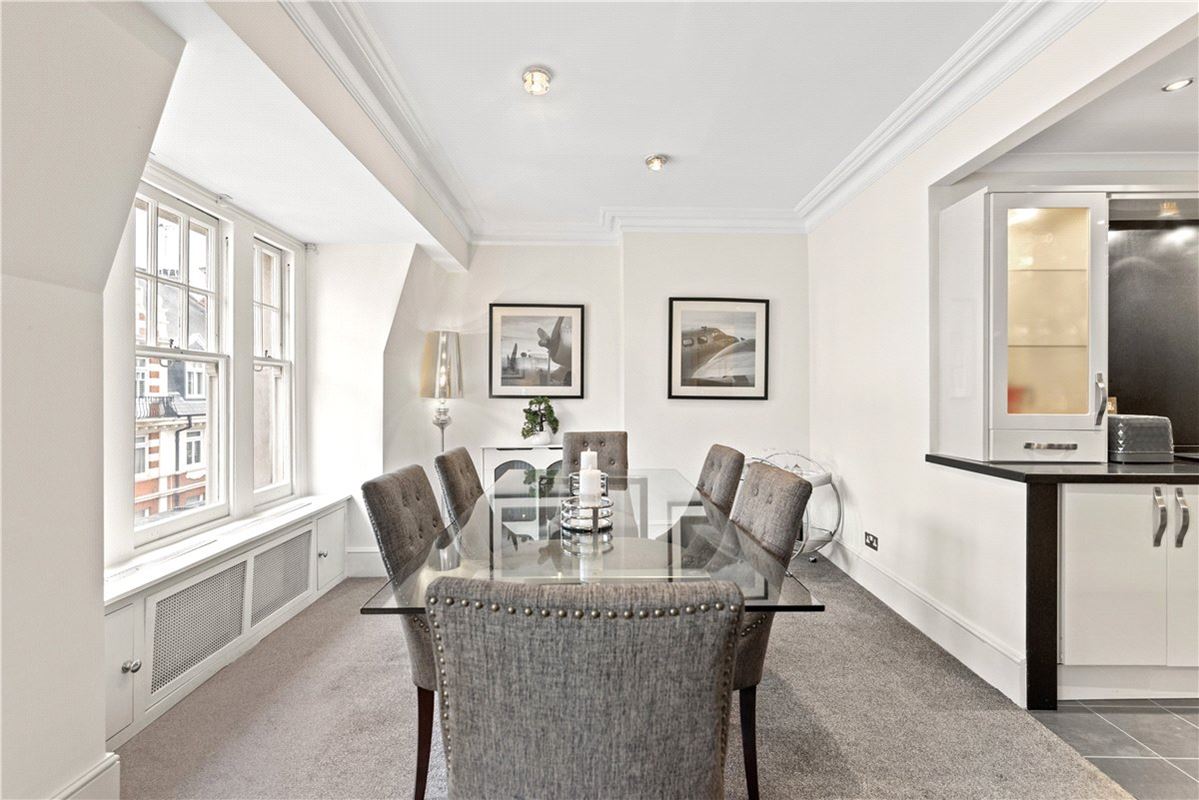 2 bedroom flat, Lincoln House, Basil Street SW3 - Available