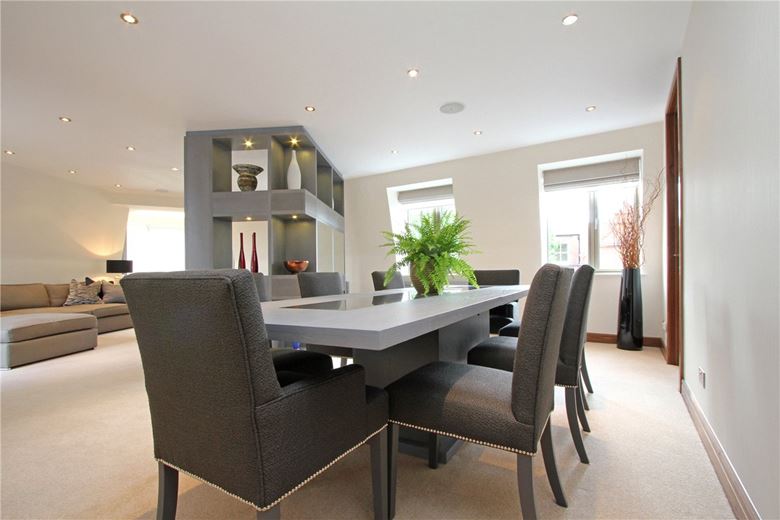 3 bedroom flat, Tarnbrook Court, 9 Holbein Place SW1W - Available