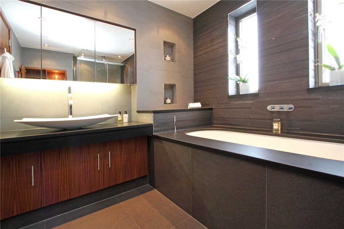 3 bedroom flat, Tarnbrook Court, 9 Holbein Place SW1W - Available