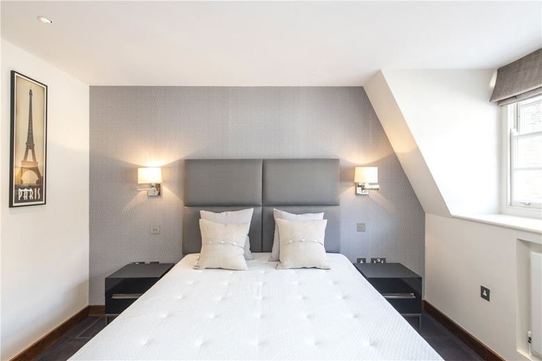 3 bedroom house, Wilton Row, Knightsbridge SW1X - Available