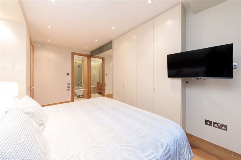 3 bedroom flat, Brompton Road, Knightsbridge SW3 - Available