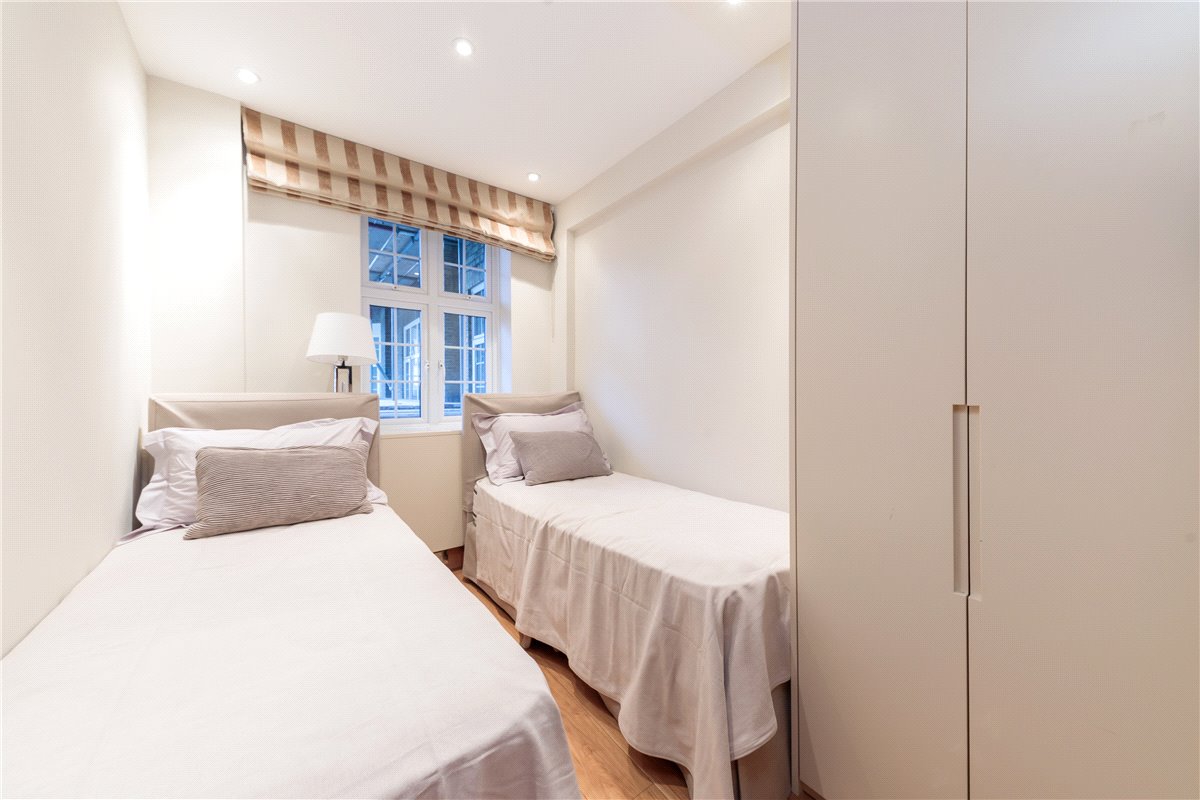 3 bedroom flat, Brompton Road, Knightsbridge SW3 - Available
