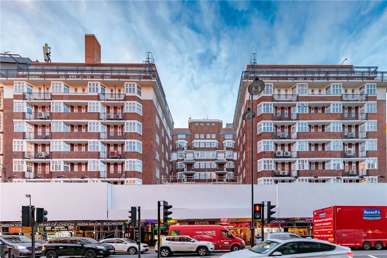 3 bedroom flat, Brompton Road, Knightsbridge SW3 - Available