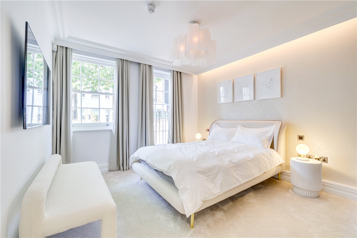 4 bedroom house, Queens Gate Mews, South Kensington SW7 - Available