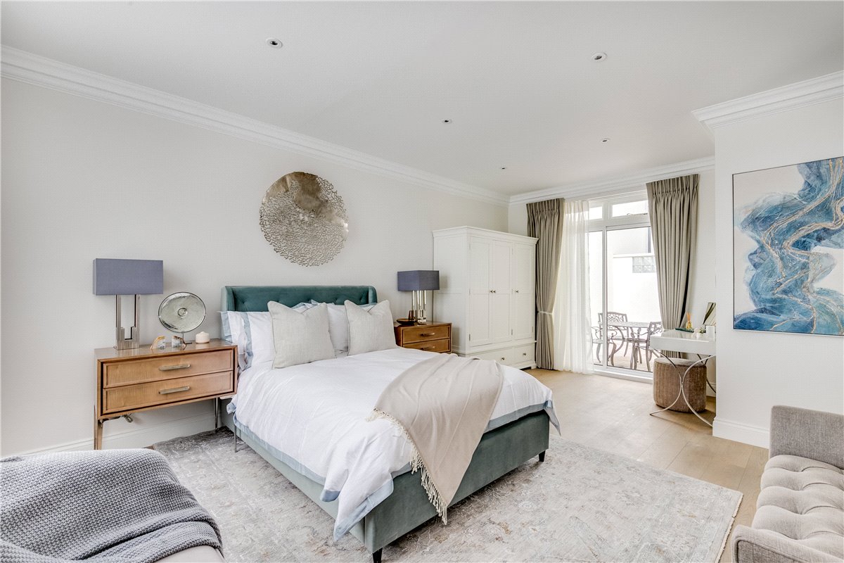 2 bedroom flat, Queen's Gate, South Kensington SW7 - Available