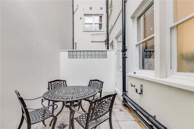 2 bedroom flat, Queen's Gate, South Kensington SW7 - Available
