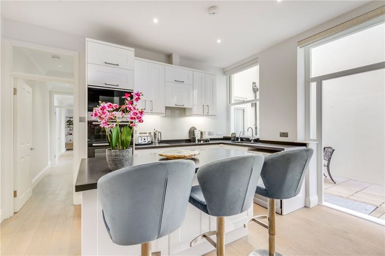 2 bedroom flat, Queen's Gate, South Kensington SW7 - Available
