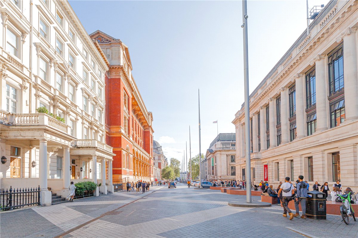 2 bedroom flat, Princes Gate, South Kensington SW7