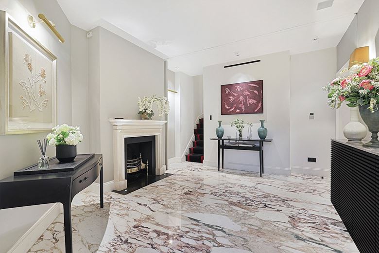 3 bedroom flat, Pont Street, Knightsbridge SW1X - Available