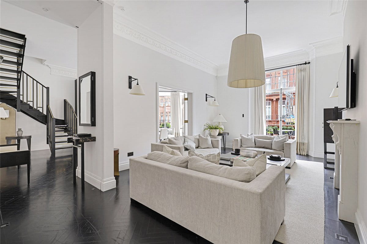 3 bedroom flat, Pont Street, Knightsbridge SW1X - Available