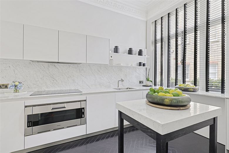 3 bedroom flat, Pont Street, Knightsbridge SW1X - Available