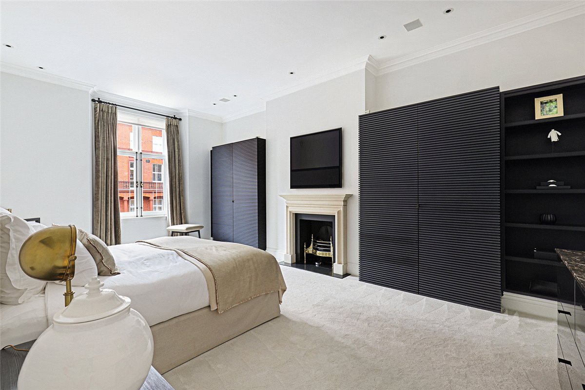 3 bedroom flat, Pont Street, Knightsbridge SW1X - Available