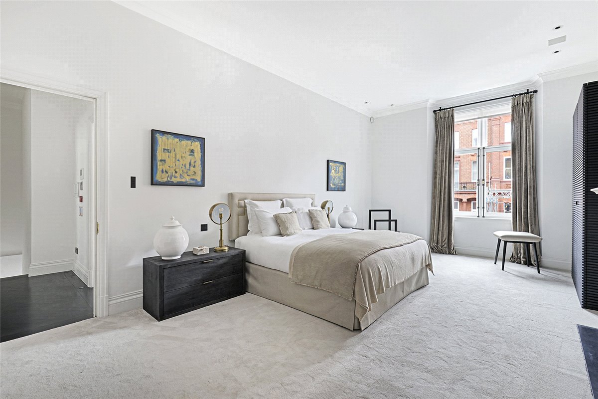3 bedroom flat, Pont Street, Knightsbridge SW1X - Available