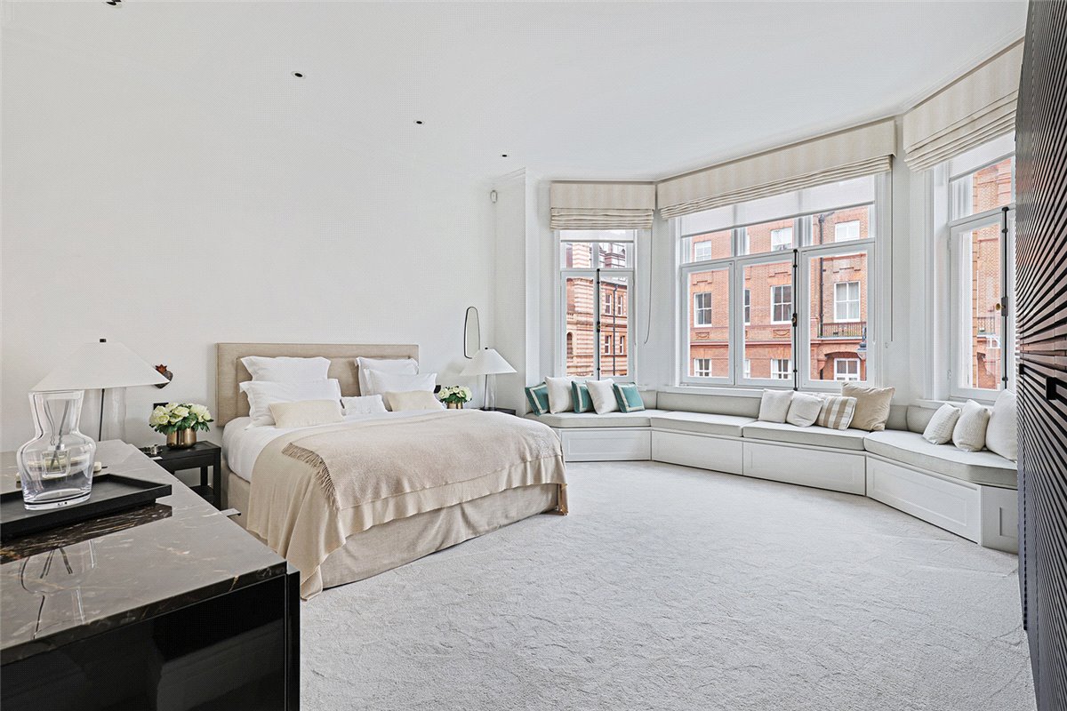 3 bedroom flat, Pont Street, Knightsbridge SW1X - Available