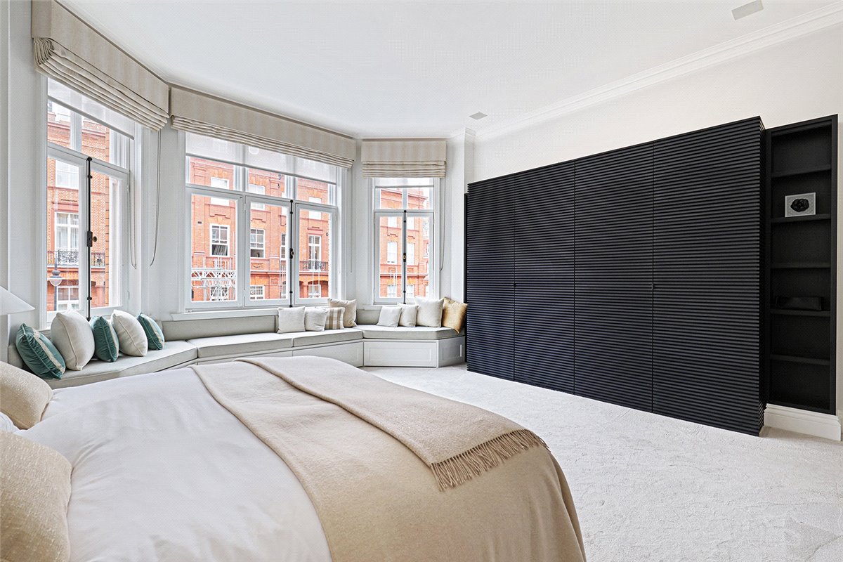 3 bedroom flat, Pont Street, Knightsbridge SW1X - Available
