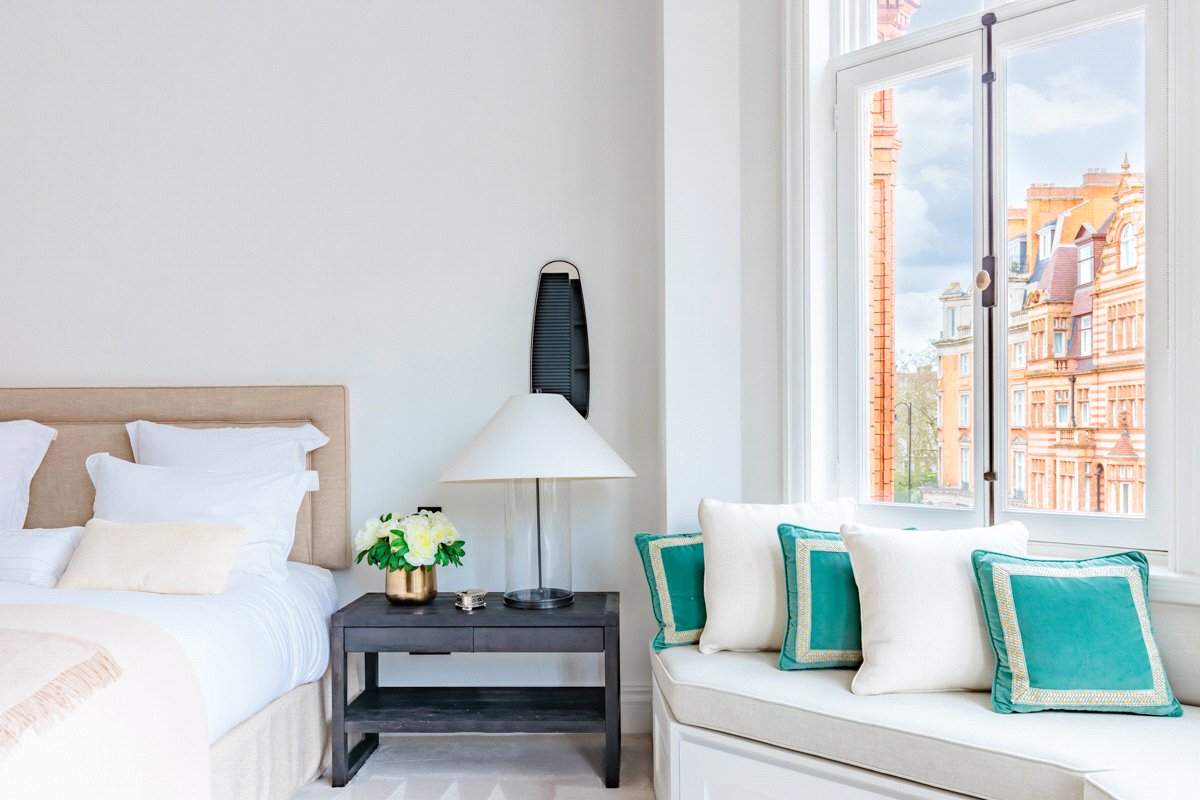 3 bedroom flat, Pont Street, Knightsbridge SW1X - Available