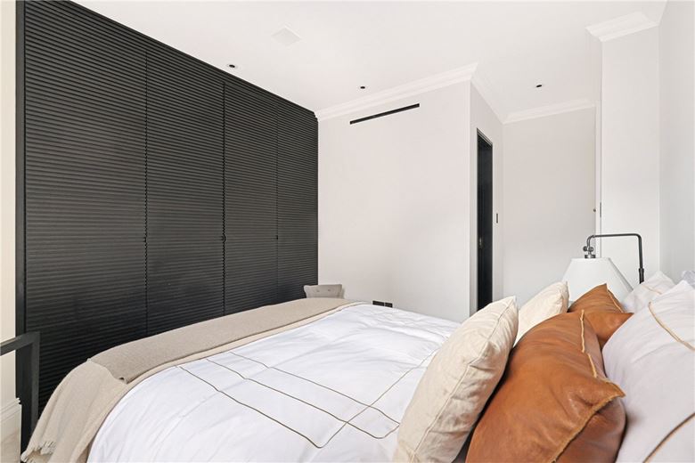 3 bedroom flat, Pont Street, Knightsbridge SW1X - Available